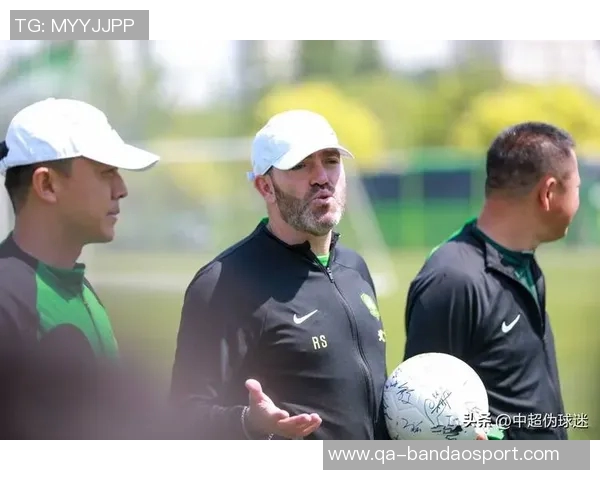 老友重聚亚泰主帅苏亚雷斯与国安队工作人员深情相拥展现友谊之情